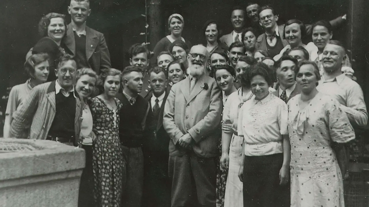Robert Bosch standing between his associates